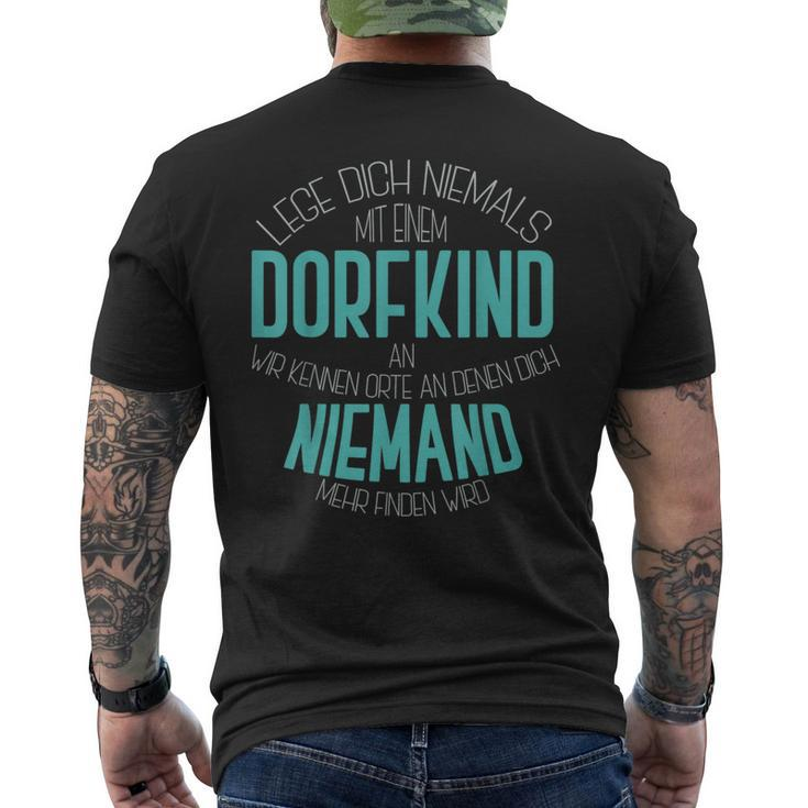 Dorfkind Lege Dich Niemals Mit Einem Dorfkind An T-Shirt mit Rückendruck