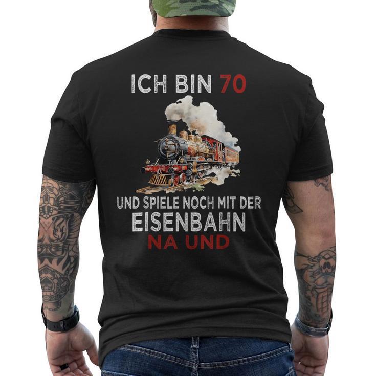 Ich Bin 70 Und Spiele Noch Mit Der Eisenbahn Na Und T-Shirt mit Rückendruck