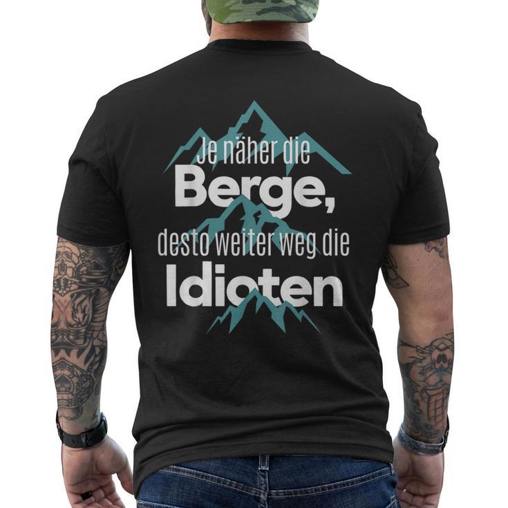 Je Nahher Die Berge Desto Weiter Weg Die Idioten T-Shirt mit Rückendruck