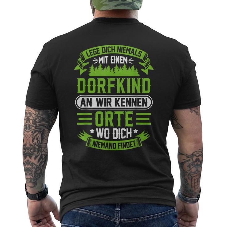 Lege Dich Niemals Mit Einem Dorfkind An Bauer T-Shirt mit Rückendruck