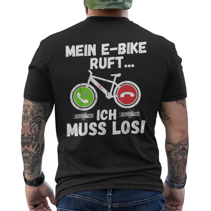 Mein E-Bike Ruft Ich Muss Los Radfahren T-Shirt mit Rückendruck