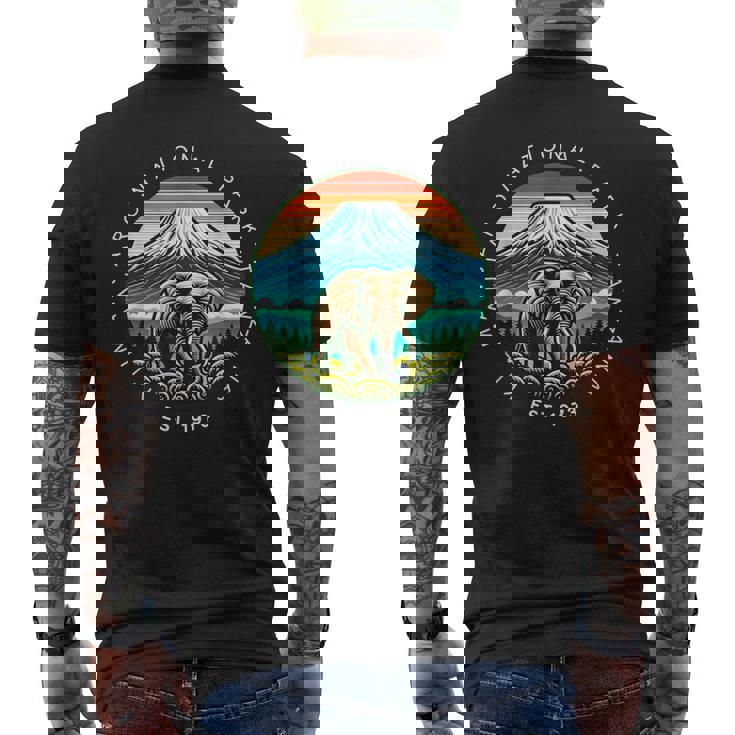 Parco Nazionale Del Kilimangiaro Tanzania Est 1973 Elephant Safari T-shirt da uomo con stampa posteriore