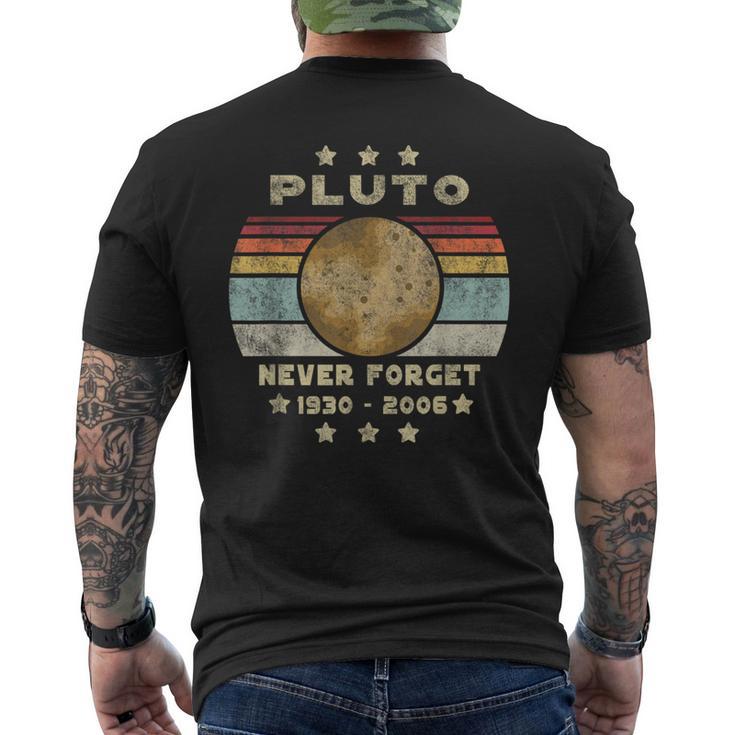 Pluto Never Forget Retro intage Retro Space T-Shirt mit Rückendruck