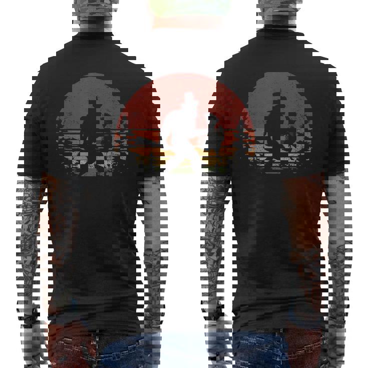 Bigfoot Hunter Bigfoot Sasquatch Retro T-Shirt
