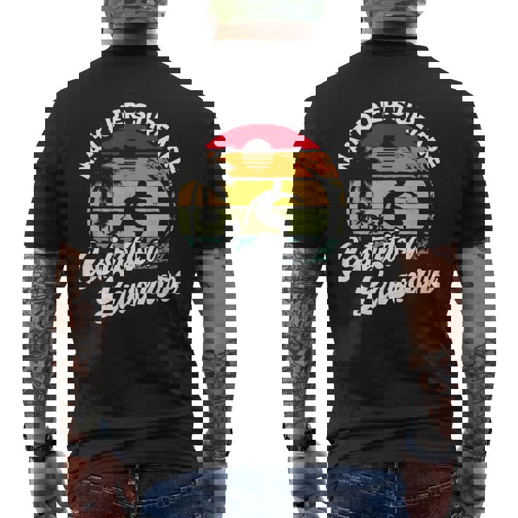 Surf Nato Per Surfare Costretto A Lavorare Surfista T-shirt da uomo con stampa posteriore