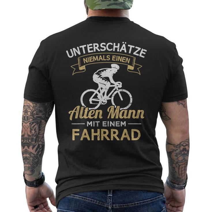 Underschatz Niemals Einen Old Mann Mit Einem Cycling T-Shirt mit Rückendruck