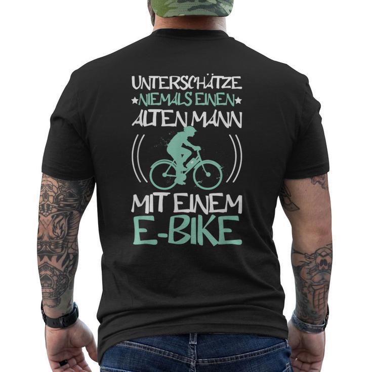 Unterschätze Niemals Alten Mann Mit Ebike Bicycle Cyclist T-Shirt mit Rückendruck