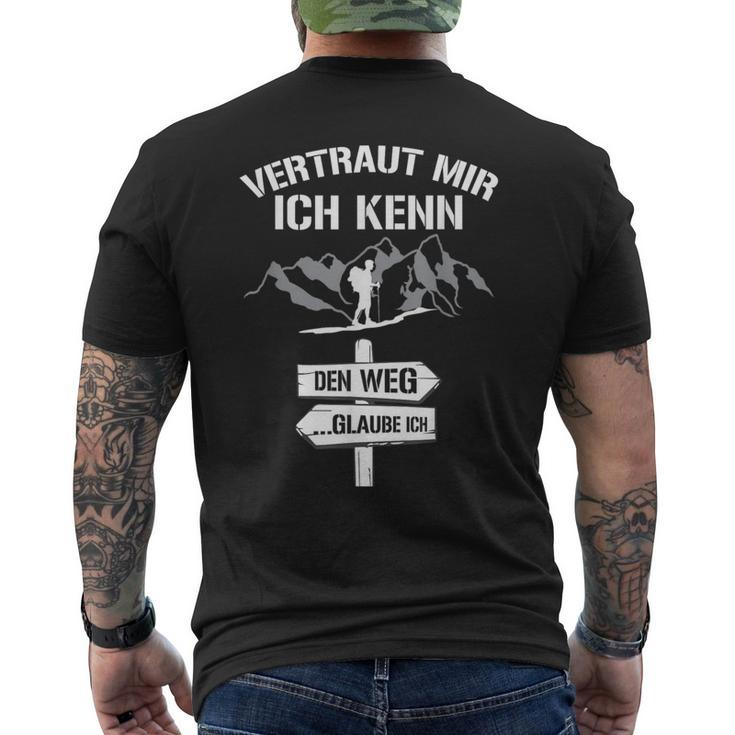 Wandernertraut Mir Ich Kenn Den Weg Bergsteiger German T-Shirt mit Rückendruck