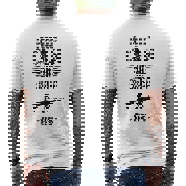 Mantén La Calma Y Agarra Un Rifle De Asalto Ar 15 Camiseta Hombre Estampado Espalda