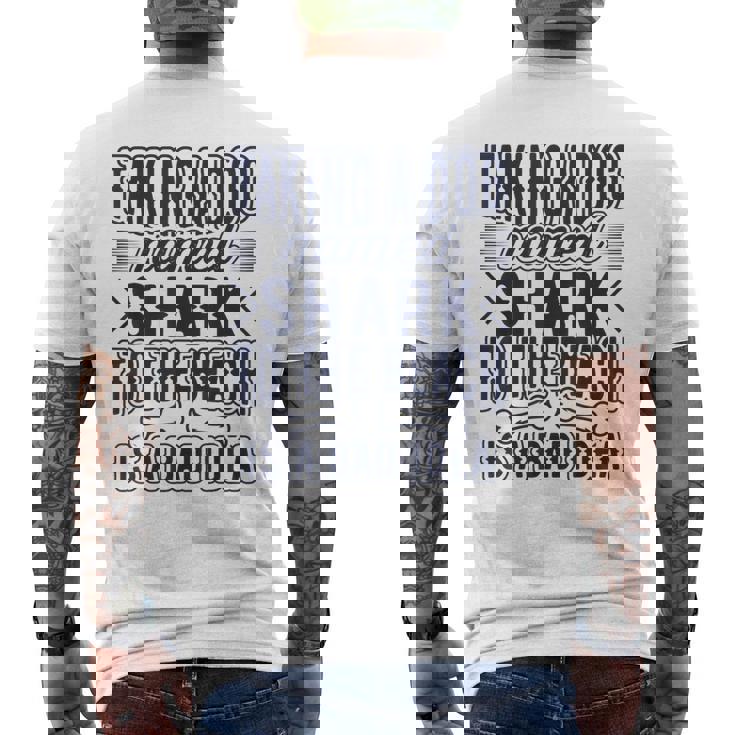 Taking A Dog Named Shark To The Beach Is A Bad Idea T-shirt da uomo con stampa posteriore