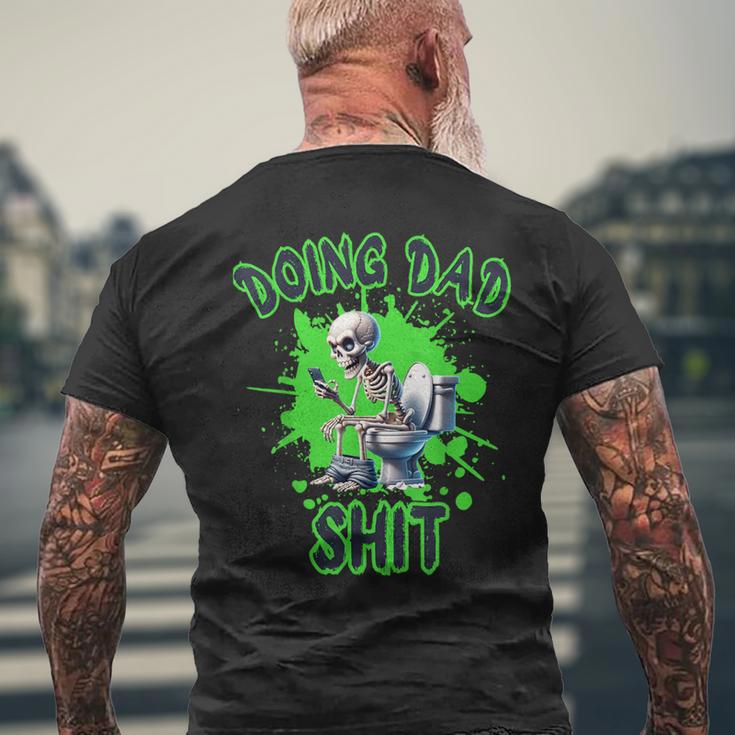 Dad Skelett Doing Dad Shit Lustiger Totenkopfatertag T-Shirt mit Rückendruck Geschenke für alte Männer