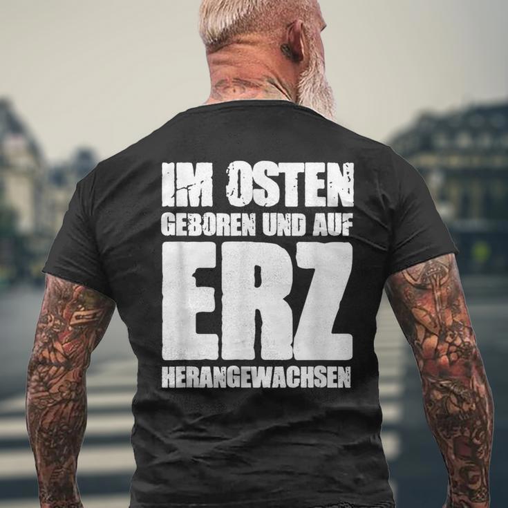 Ddr Ossi Erzgebirge Im Osten Geboren Auf Erz Heranwursen In East T-Shirt mit Rückendruck Geschenke für alte Männer