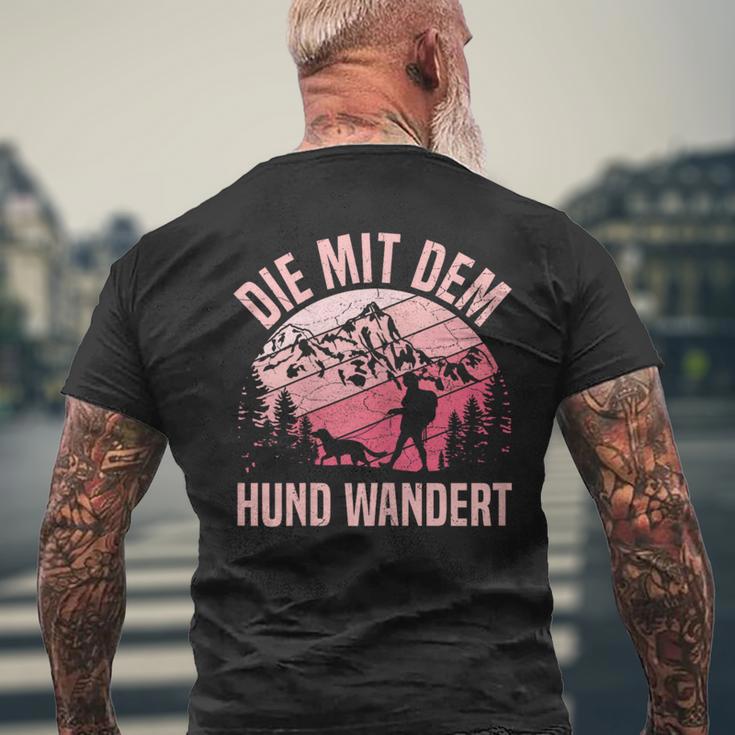 Die Mit Dem Hund Wandert Bergsteiger Berge Dog Lovers T-Shirt mit Rückendruck Geschenke für alte Männer