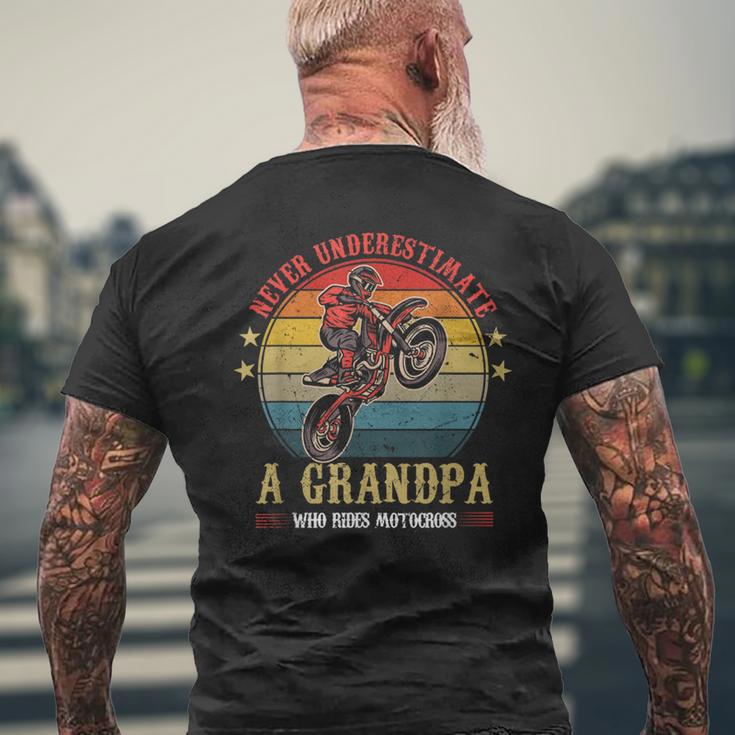 Dirt Bike Never Underestimate A Opa Der Motocross Fahren T-Shirt mit Rückendruck Geschenke für alte Männer