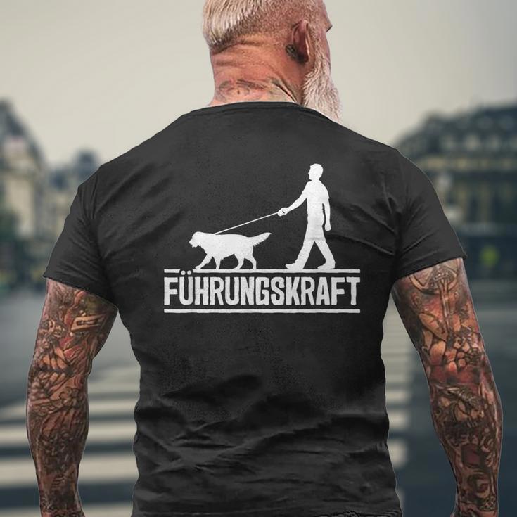 Führungskraft Dog Leading Dog Owner Dog Lover T-Shirt mit Rückendruck Geschenke für alte Männer