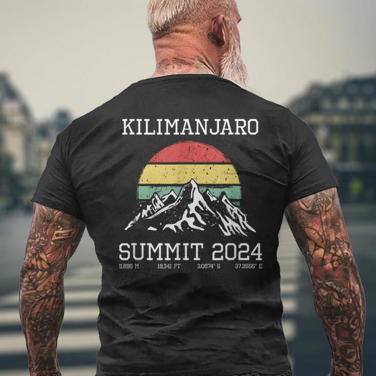 Gipfel Kilimanjaro 2024 Hiking Tanzania Retro T-Shirt mit Rückendruck Geschenke für alte Männer