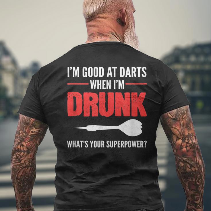 Gut In Darts Alkoholische Person T-Shirt mit Rückendruck Geschenke für alte Männer