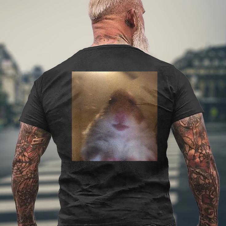 Hamster Starrt In Die Front Camera I Internet Hamster Meme T-Shirt mit Rückendruck Geschenke für alte Männer