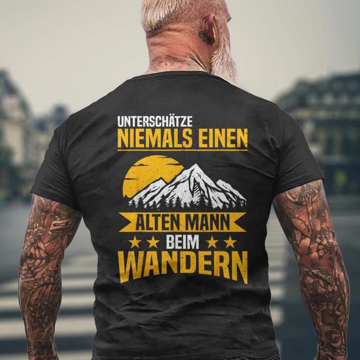 Hikung Underschätze Niemal Eine Alten Mann Weim Hikern S T-Shirt mit Rückendruck Geschenke für alte Männer