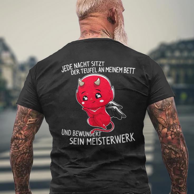 Jede Nacht Sitzt Der Teufel An Meinem Bett Slogan T-Shirt mit Rückendruck Geschenke für alte Männer