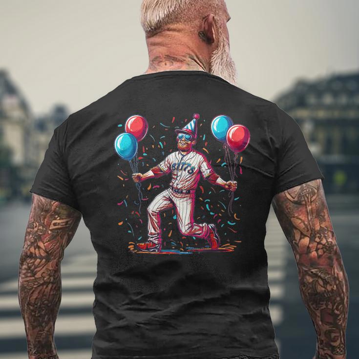 Lustiger Baseballspieler Mit Geburtstagsballons Und Hut Kostüm T-Shirt mit Rückendruck Geschenke für alte Männer