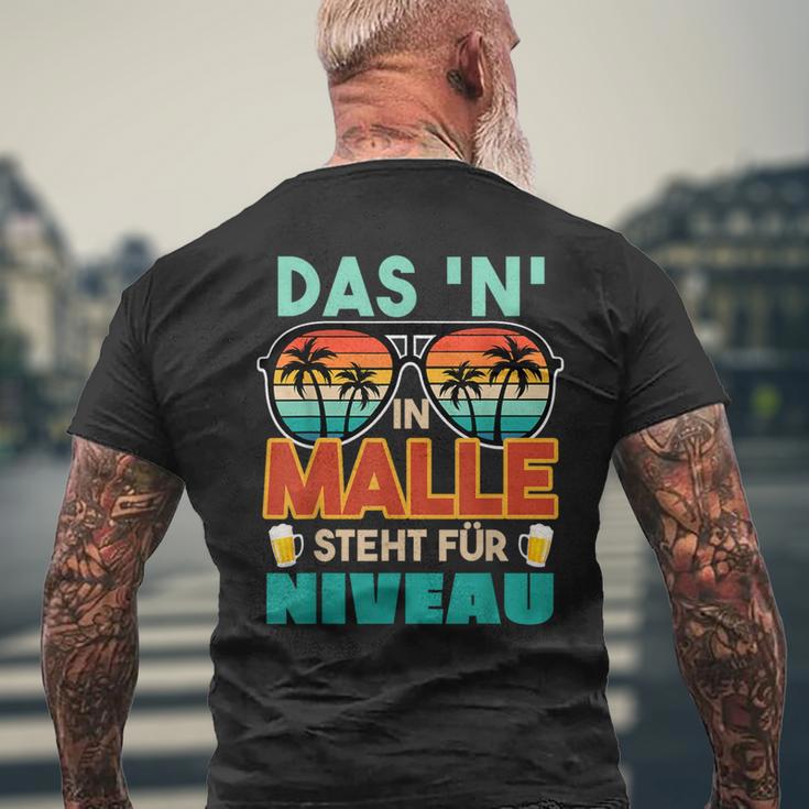 Mallorca Urlaub Saufen Das N In Malle Steht Für Niveau T-Shirt mit Rückendruck Geschenke für alte Männer