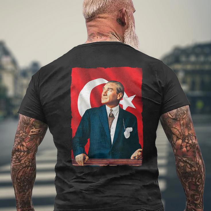 Mustafa Kemal Atatürk And Flag T-Shirt mit Rückendruck Geschenke für alte Männer