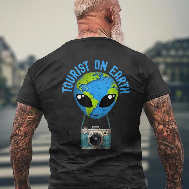 TouristDer Tourist On Earth Alien Earth Day Bevorzugt Den Tag Der Erde T-Shirt mit Rückendruck Geschenke für alte Männer