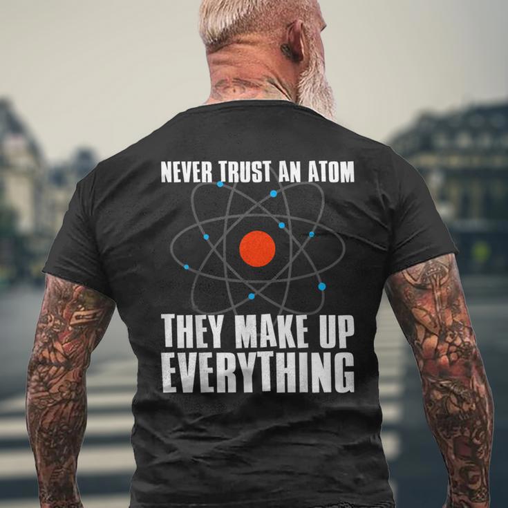 Traue Niemals Einem Atom Sie Erfinden Alles Science T-Shirt mit Rückendruck Geschenke für alte Männer