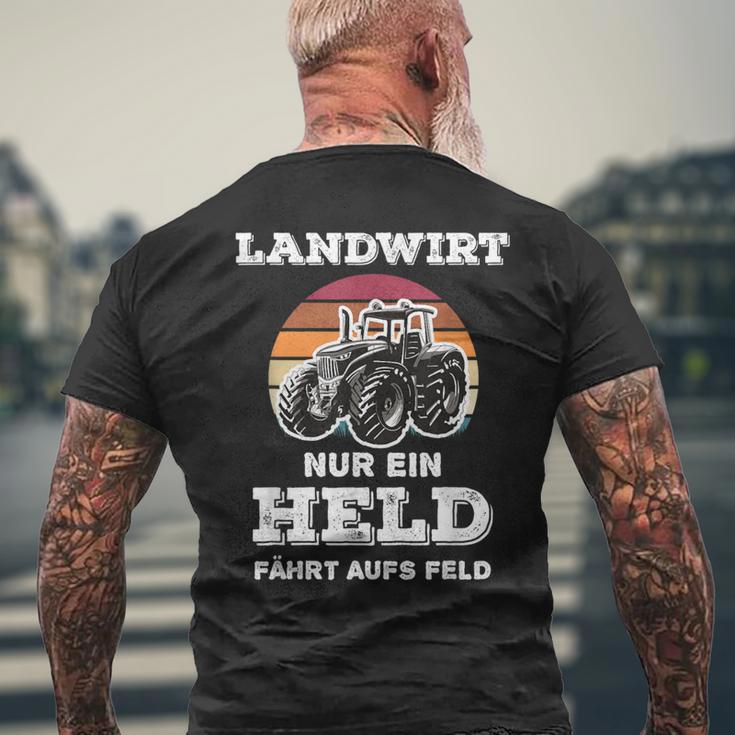 Trktor Nur Ein Held Fahrt Auf S Feld T-Shirt mit Rückendruck Geschenke für alte Männer