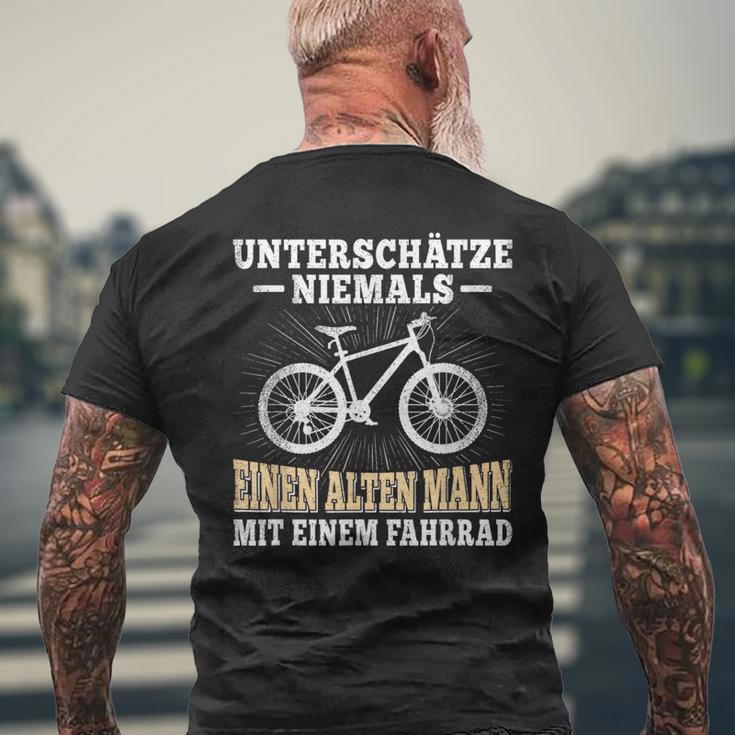 Unterschätze Niemals Ein Alten Mann Bicycle Cyclist T-Shirt mit Rückendruck Geschenke für alte Männer