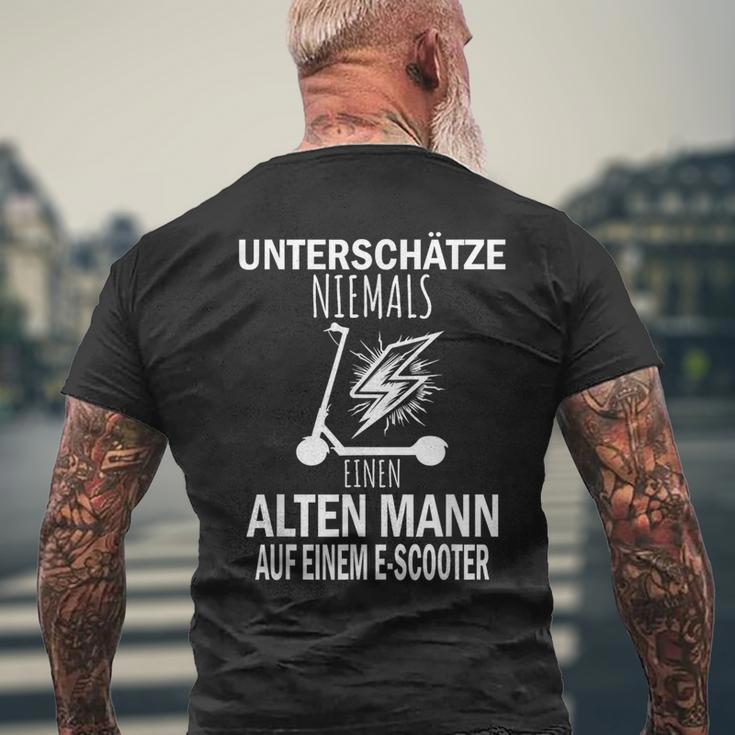 Unterschätze Niemals Einen Alten Mann Auf Einem E-Scooter T-Shirt mit Rückendruck Geschenke für alte Männer