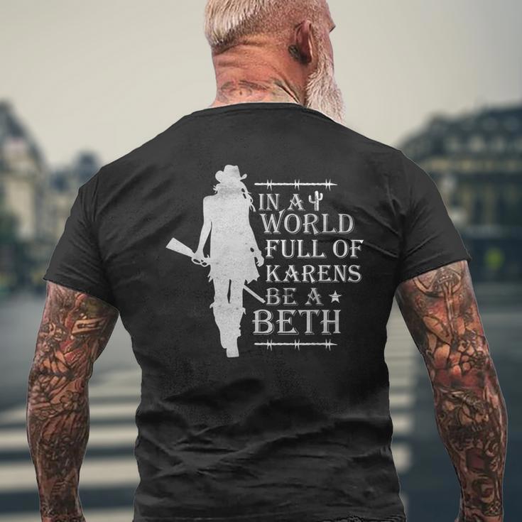 In A World Full Of Karens Be A Beth T-Shirt mit Rückendruck Geschenke für alte Männer