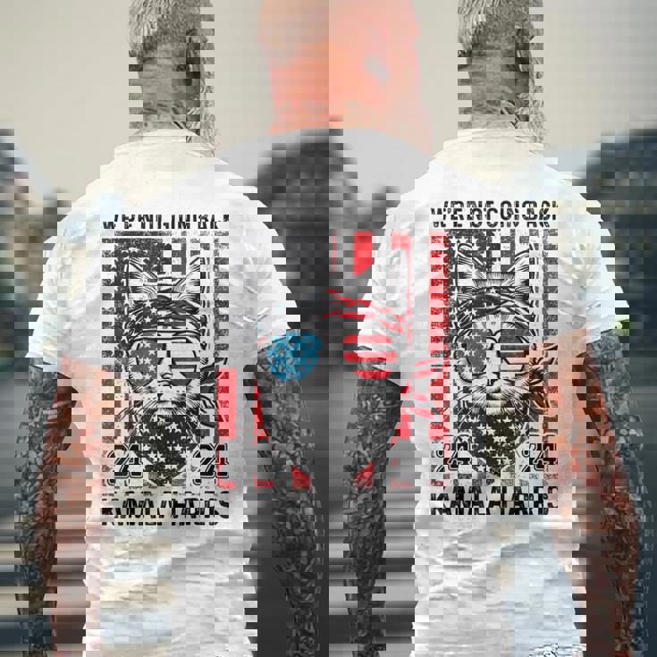 Kamala-Harris 2024 Non Torneremo Indietro Grafica Divertente Con Gatti T-shirt da uomo con stampa posteriore Regalos para ancianos