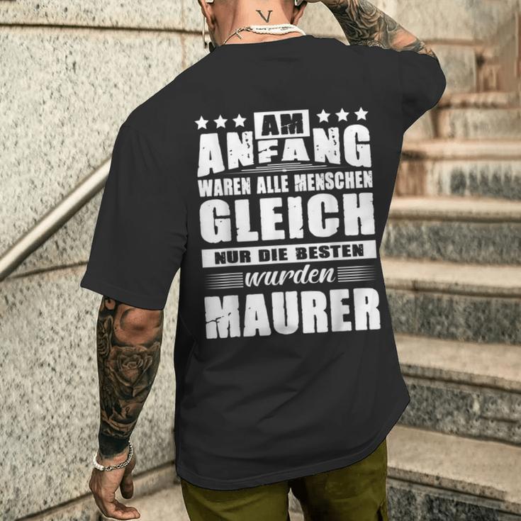 With Am Anfang Waren Alle Menschen Gleich Maurer Geselle T-Shirt mit Rückendruck Geschenke für Ihn