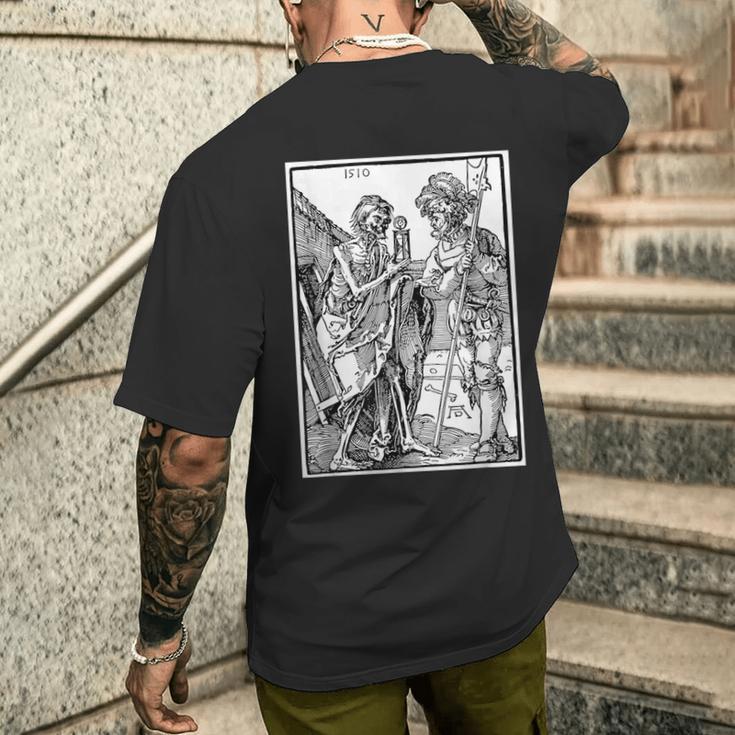 The Death And The Landsknecht By Albrecht Durer 1510 T-Shirt mit Rückendruck Geschenke für Ihn