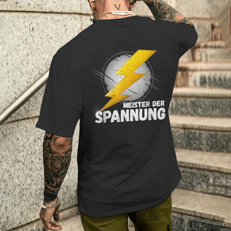 Elektriker Meister Der Spannung Das Elektronik T-Shirt mit Rückendruck Geschenke für Ihn