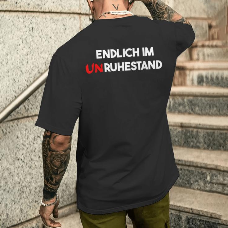 Endlich Im Unruhestand Senior Retiree T-Shirt mit Rückendruck Geschenke für Ihn