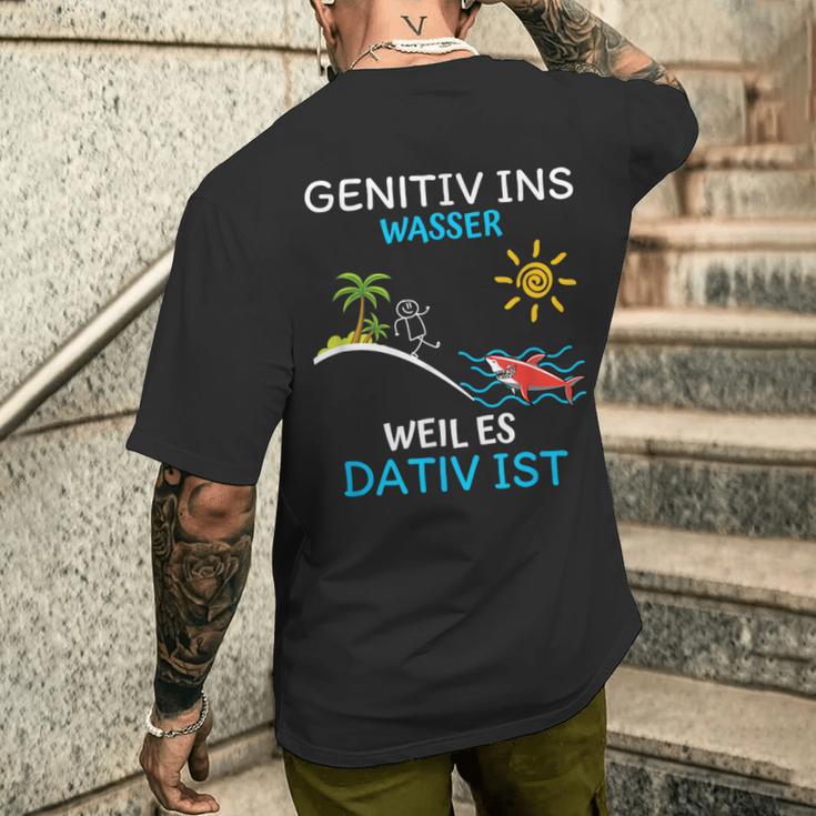 Genitiv Ins Wasser Weil Es Dativ Ist T-Shirt mit Rückendruck Geschenke für Ihn