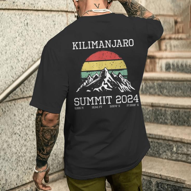 Gipfel Kilimanjaro 2024 Hiking Tanzania Retro T-Shirt mit Rückendruck Geschenke für Ihn