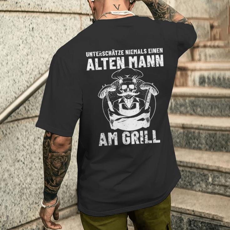 Grillen Unterschatze Niemal Ein Alten Mann Mit Grill S T-Shirt mit Rückendruck Geschenke für Ihn