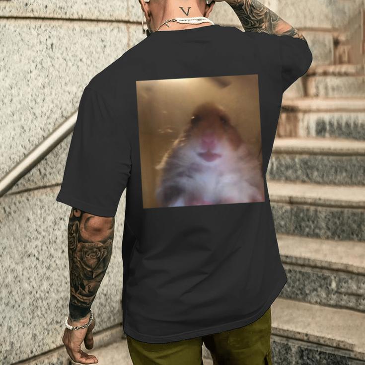 Hamster Starrt In Die Front Camera I Internet Hamster Meme T-Shirt mit Rückendruck Geschenke für Ihn