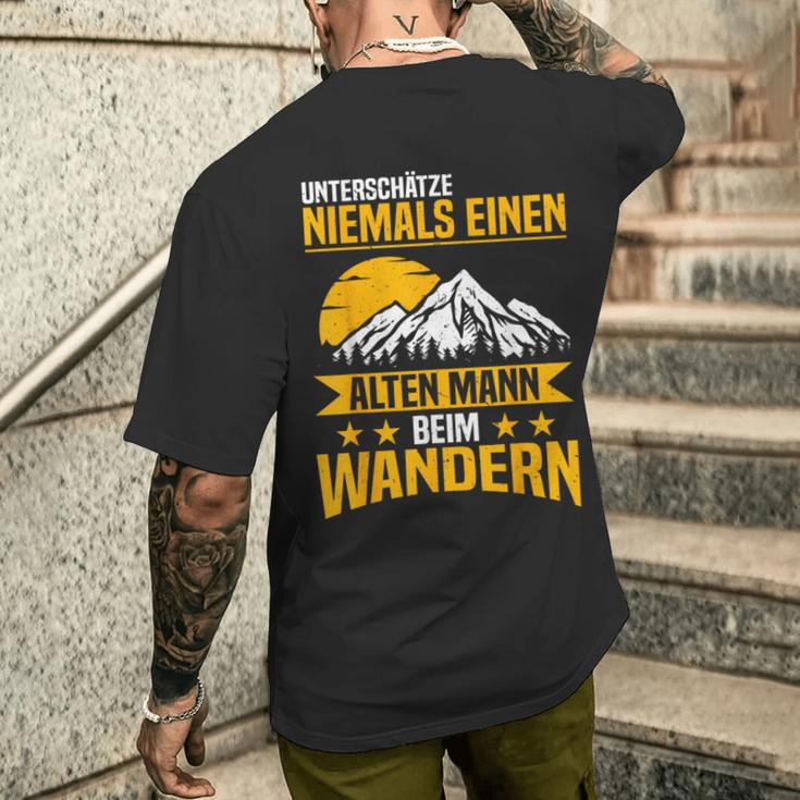 Hikung Underschätze Niemal Eine Alten Mann Weim Hikern S T-Shirt mit Rückendruck Geschenke für Ihn