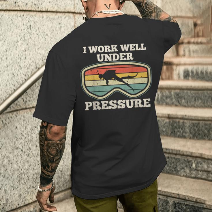 Ich Arbeite Gut Unter Druck I Work Well Under Pressure T-Shirt mit Rückendruck Geschenke für Ihn