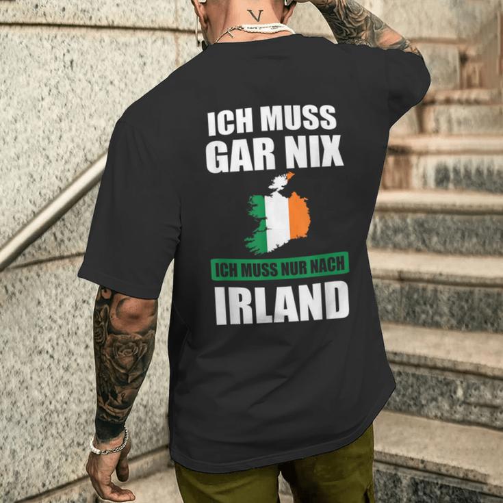 Ich Muss Gar Nix Ich Muss Nur Nach Ireland T-Shirt mit Rückendruck Geschenke für Ihn