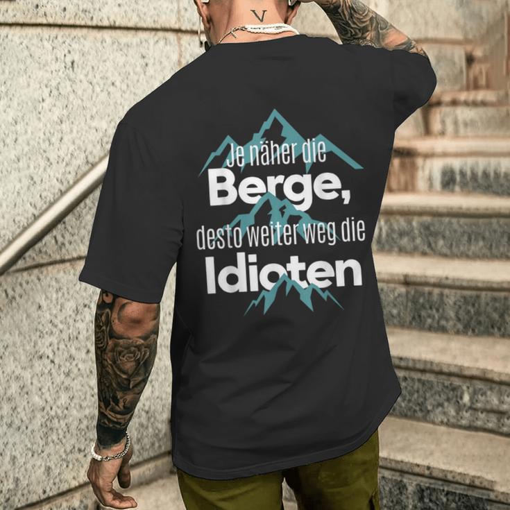 Je Nahher Die Berge Desto Weiter Weg Die Idioten T-Shirt mit Rückendruck Geschenke für Ihn