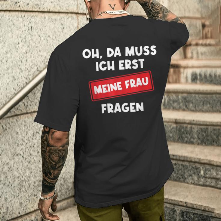 Lustiger Spruch Oh Da Muss Ich Erst Meine Frau Questions T-Shirt mit Rückendruck Geschenke für Ihn