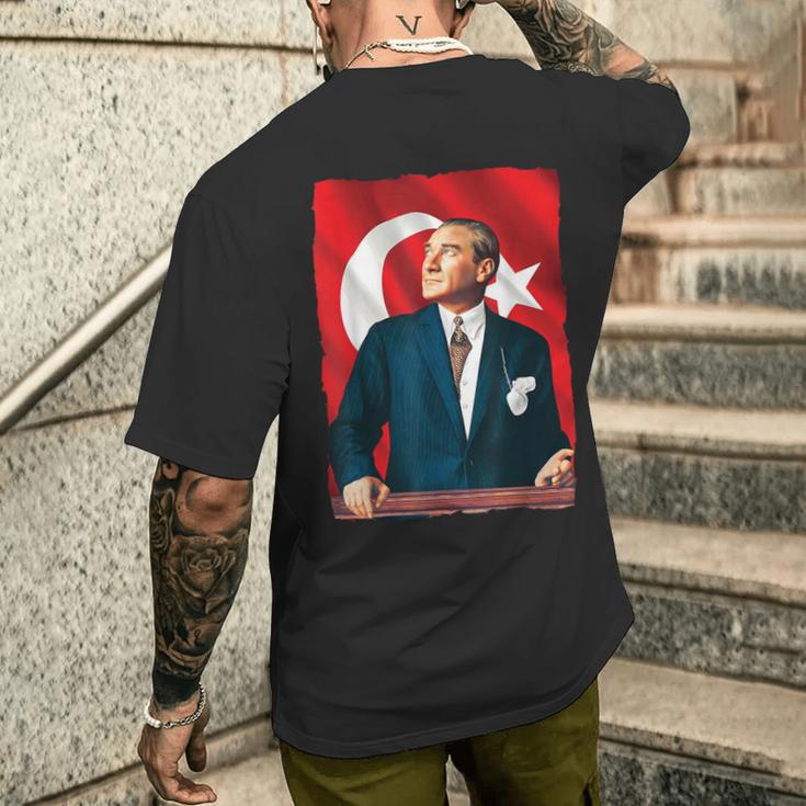 Mustafa Kemal Atatürk And Flag T-Shirt mit Rückendruck Geschenke für Ihn