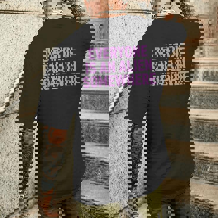Ognuno È Un Alieno Da Qualche Parte T-shirt da uomo con stampa posteriore Regalos para él
