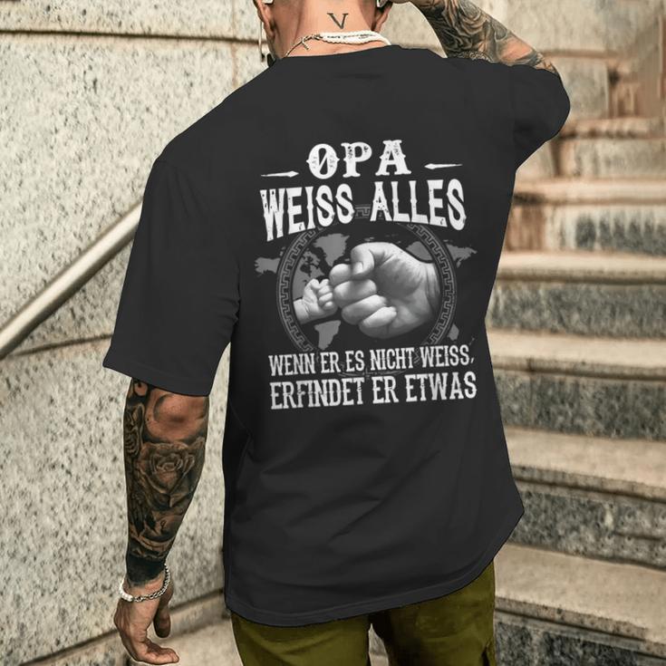 Opa Weiss Alles Wenn Er Es Nicht Weiss Erfindet Er Etwas T-Shirt mit Rückendruck Geschenke für Ihn